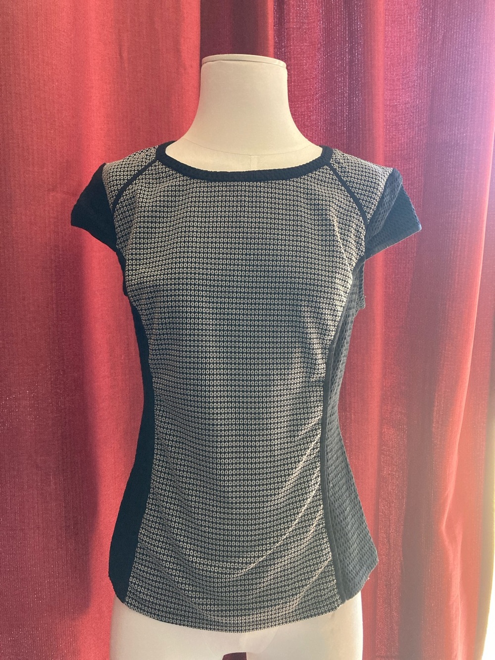 Laundry Black and White Cap Sleeve Women's Top